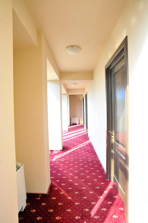 Pensiunea Novis ยาช ภายนอก รูปภาพ